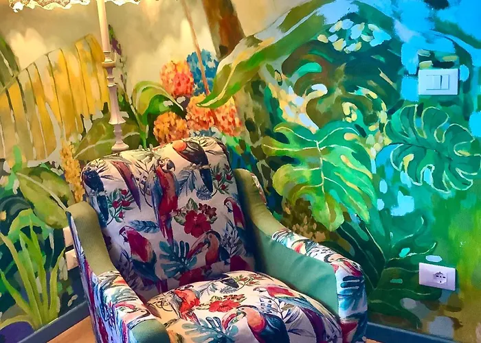 Night Galleria Holiday Home - Bed & Art -Sea View
